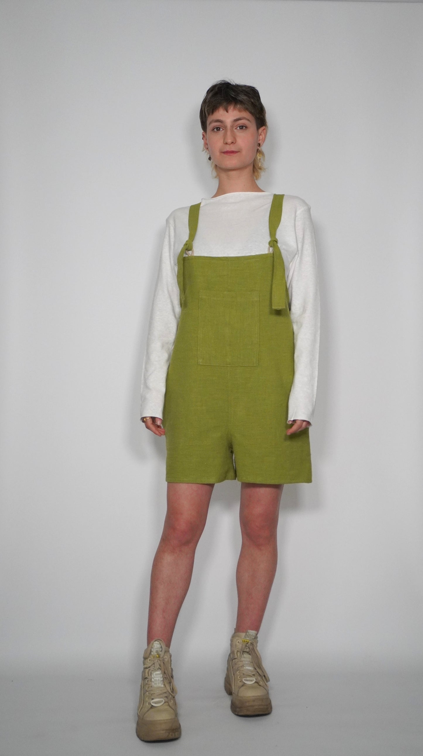 Wide short dungarees NETTLE. apple-green